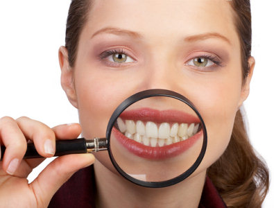 imagen de una persona con dientes blancos