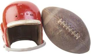 balón de fútbol y un casco de fútbol