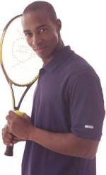 hombre sosteniendo raqueta de tenis